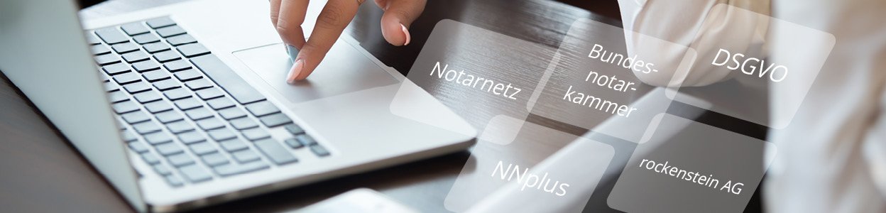 Bild-Montage: Ein Notebook, welches gerade bedient wird und fuenf Kacheln im Vordergrund, weclche verschiedene Begriffe enthalten